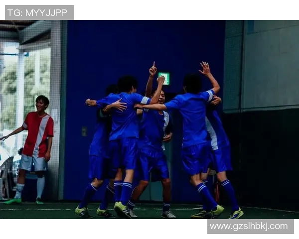 追逐梦想的绿茵场上我们一起变成足球明星踢球的精彩瞬间